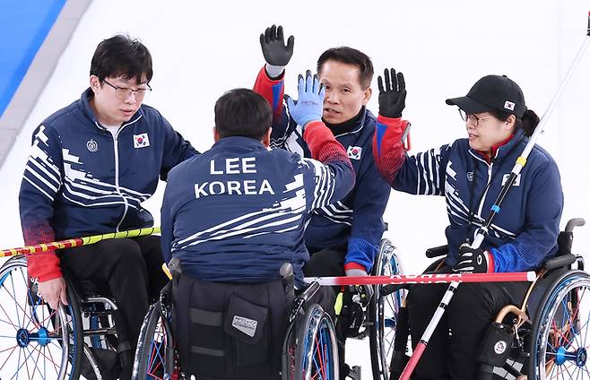 휠체어컬링 혼성팀이 9일(현지시간) 이탈리아 코르티나 컬링 올림픽 스타디움에서 열린 2026 밀라노·코르티나 동계패럴림픽 휠체어컬링 혼성팀 예선 슬로바키아전에서 승리했다. 선수들이 남봉광-이현출-양희태-방민자(왼쪽부터)가 경기 전 파이팅을 외치고 있다. 사진 | 대한장애인체육회