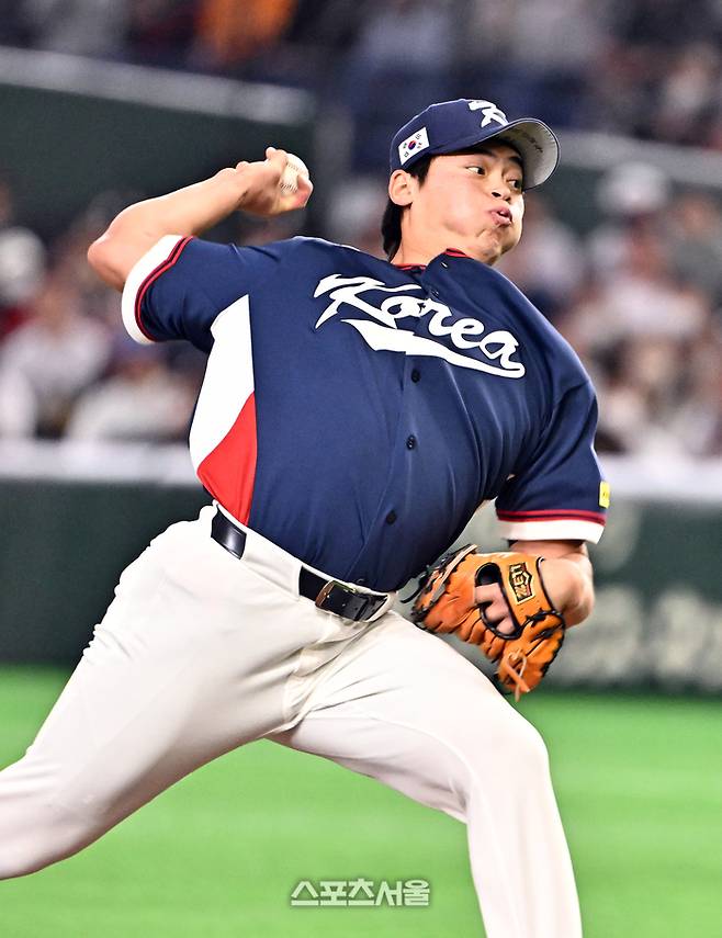 대한민국 야구대표팀의 조병현이 7일 일본 도쿄 도쿄돔에서 열린 2026 월드베이스볼클래식(WBC) 조별리그 일본과 경기 3회말 등판해 힘차게 공을 던지고 있다. 도쿄(일본) | 박진업 기자 upandup@sportsseoul.com