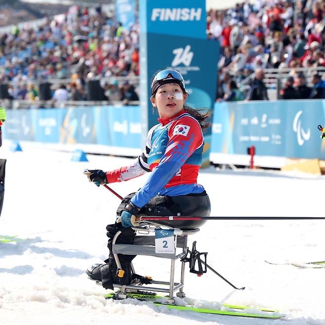 김윤지가 10일(현지시간) 이탈리아 테세로 크로스컨트리 스타디움에서 열린 2026 밀라노·코르티나 동계패럴림픽 크로스컨트리 스키 여자 스프린트 좌식 결선에서 은메달을 따냈다. 사진 | 대한장애인체육회