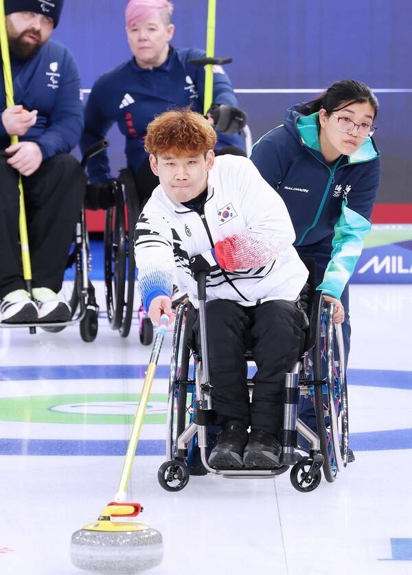 2026 밀라노·코르티나 동계패럴림픽대회에 출전한 대한민국 휠체어컬링 믹스더블의 백혜진(경기도장애인체육회), 이용석(경기도장애인체육회) 조가 영국을 상대로 대승을 거두며 예선 첫 승을 신고했다.(지난 5일(현지시간) 이탈리아 코르티나 컬링 올림픽 스타디움에서 열린 휠체어컬링 믹스더블 예선 2차전에서 이용석 선수의 경기 모습). /사진=대한장애인체육회