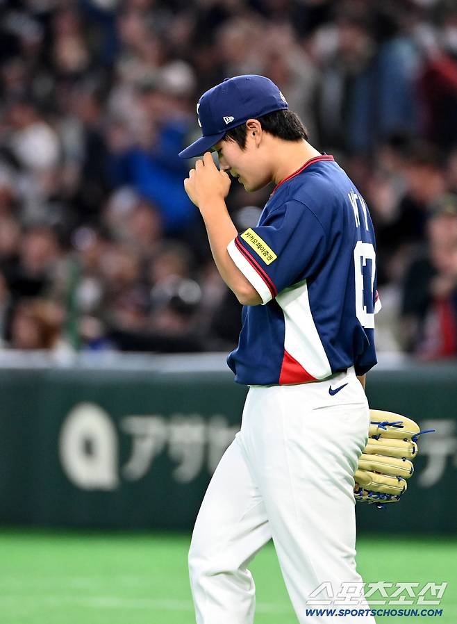 9일 일본 도쿄돔에서 열린 WBC(월드베이스볼클래식) 한국과 호주의 경기, 8회말 1사 2루 김택연이 1실점 후 교체되며 아쉬워하고 있다. 도쿄(일본)=허상욱 기자wook@sportschosun.com/2026.03.09/