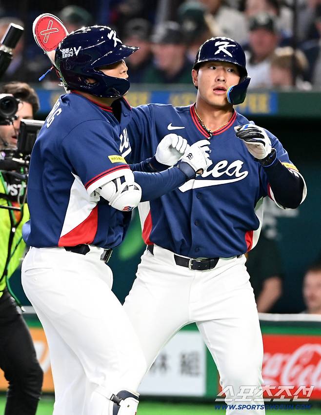 9일 일본 도쿄돔에서 열린 WBC(월드베이스볼클래식) 한국과 호주의 경기, 2회초 무사 1루 문보경이 선제 2점홈런을 치고 기쁨을 나누고 있다. 도쿄(일본)=허상욱 기자wook@sportschosun.com/2026.03.09/