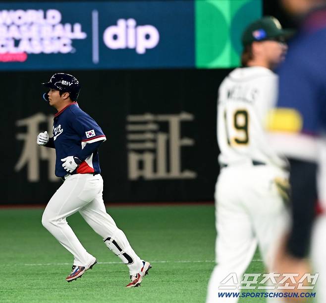 9일 일본 도쿄돔에서 열린 WBC(월드베이스볼클래식) 한국과 호주의 경기, 2회초 무사 1루 문보경이 선제 2점홈런을 치고 베이스를 돌고 있다. 도쿄(일본)=허상욱 기자wook@sportschosun.com/2026.03.09/