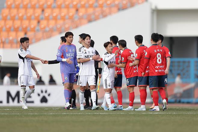 김천종합운동장/ K리그1/ 김천상무프로축구단 vs 전북현대모터스/ 전북 송범근, 연제운, 이승우, 김천 단체/ 선수단 인사/ photo by Jeongsoo Kim