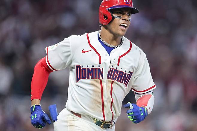 후안 소토가 9일(한국시각) D조 라운드 네덜란드전에서 7회말 경기를 끝내는 투런홈런을 터뜨린 뒤 힘차게 베이스를 돌고 있다. AFP연합뉴스