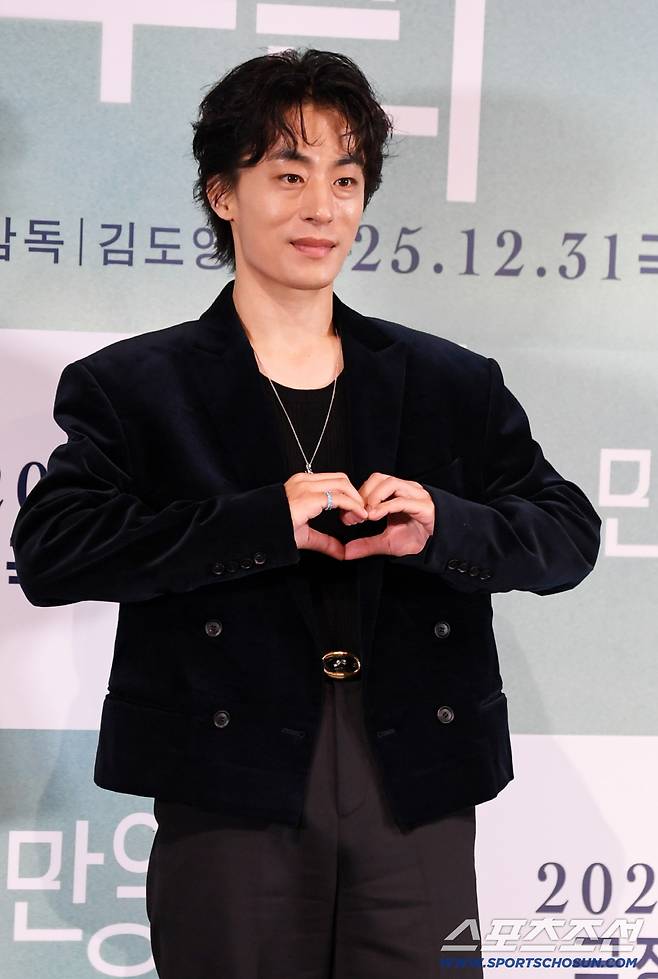 영화 '만약에 우리' 언론배급시사회가 18일 서울 용산구 한강로동 CGV용산아이파크몰에서 열렸다. 구교환이 포토타임을 갖고 있다. 용산=박재만 기자 pjm@sportschosun.com/2025.12.18/