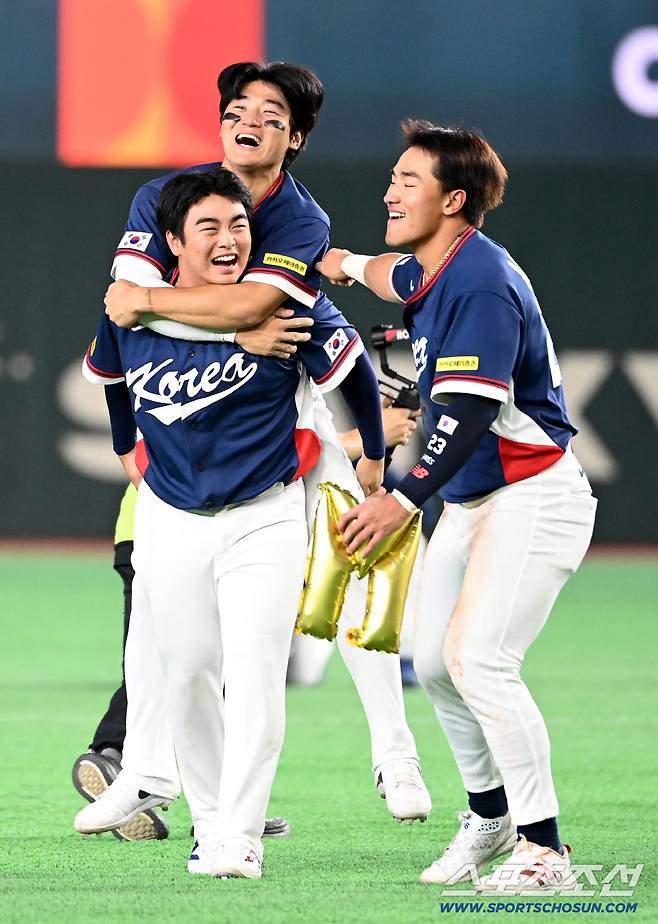 9일 일본 도쿄돔에서 열린 WBC(월드베이스볼클래식) 한국과 호주의 경기, 한국이 승리하며 8강행을 확정했다. 경기가  끝나자 환호하는 한국 선수들. 도쿄(일본)=허상욱 기자wook@sportschosun.com/2026.03.09/