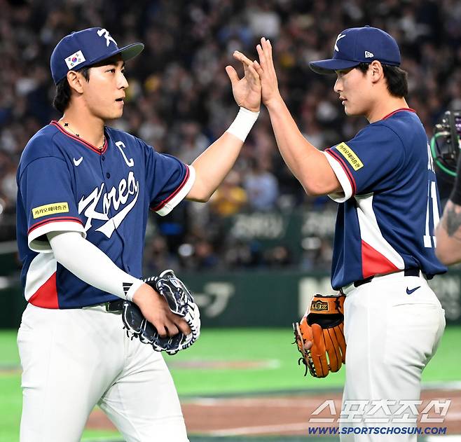 9일 일본 도쿄돔에서 열린 WBC(월드베이스볼클래식) 한국과 호주의 경기, 조병현이 투구를 마친 뒤 동료들을 맞이하고 있다. 도쿄(일본)=허상욱 기자wook@sportschosun.com/2026.03.09/