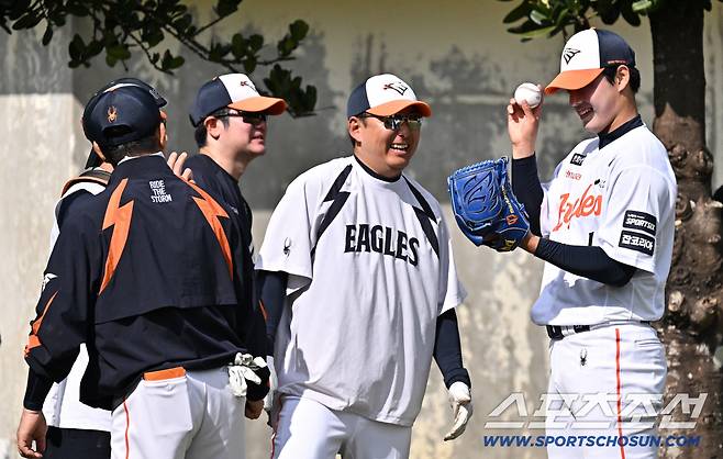 21일 일본 오키나와 고친다구장에서 열린 대한민국 야구 대표팀과 한화 이글스의 평가전. 문동주가 불펜 피칭을 마친 뒤 최재훈, 양상문 코치와 대화를 나누고 있다. 오키나와(일본)=박재만 기자 pjm@sportschosun.com/2026.02.21/