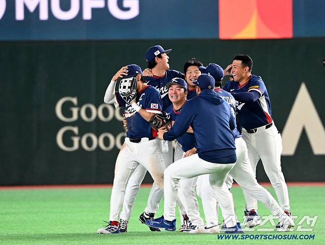 9일 일본 도쿄돔에서 열린 WBC(월드베이스볼클래식) 한국과 호주의 경기, 한국이 승리하며 8강행을 확정했다. 경기가  끝나자 환호하는 한국 선수들. 도쿄(일본)=허상욱 기자wook@sportschosun.com/2026.03.09/