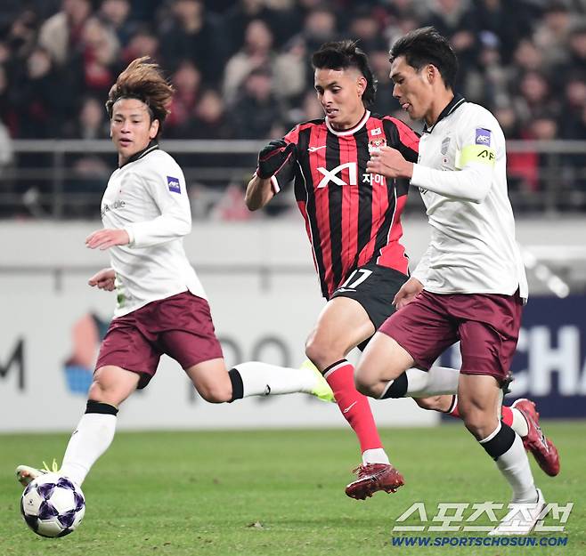 4일 오후 서울월드컵경기장에서 열린 FC서울과 비셀 고베의 아시아챔피언스리그 엘리트(ACLE) 16강 1차전 경기. FC서울 루이즈가 비셀고베 수비를 제치며 돌파를 시도하고 있다. 상암=송정헌 기자songs@sportschosun.com/2026.03.04/