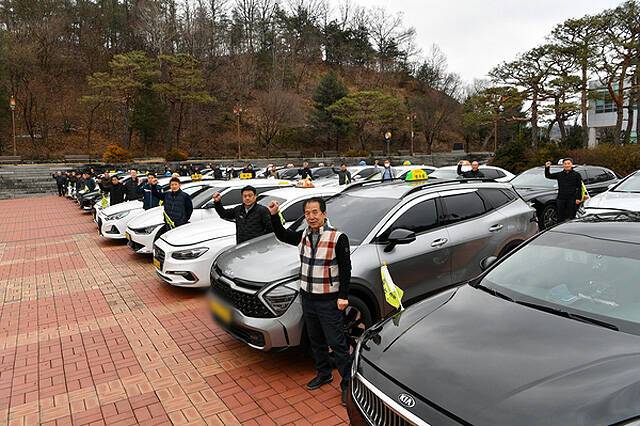 영주시 반띵 관광택시 운전자들이 파이팅을 외치고 있다. /영주시