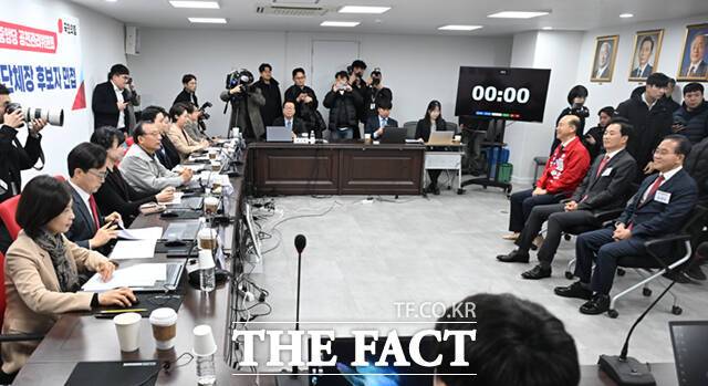 대구시장과 경북지사 공천에는 각각 9명과 6명이 몰려 TK 지역에만 15명이 출사표를 던졌다.