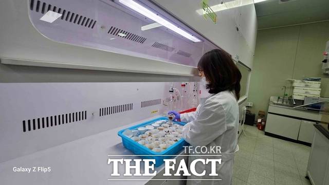 당진시농업기술센터 토양 시료 분석 장면. /당진시