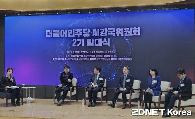 더불어민주당은 10일 서울 여의도 국회 의원회관에서 AI강국위원회 2기 발대식을 열었다. 왼쪽부터 이언주 수석부위원장(수석최고위원), 차지호 간사(국회의원), 서준범 부위원장(울산대 교수), 고삼석 부위원장(동국대 첨단융합대학 석좌교수), 안선하 부위원장(WHO 특별자문관), 박성필 부위원장(카이스트 미래전략대학원 원장) (사진=지디넷코리아)