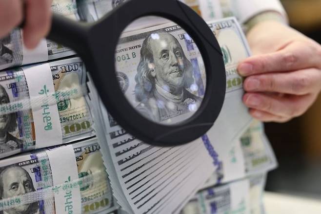 서울 중구 하나은행 위변조대응센터에서 직원이 달러화를 정리하고 있다. 연합뉴스