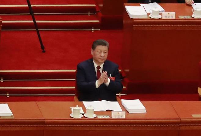 시진핑 중국 국가 주석이 지난 5일 베이징 인민대회당에서 개최된 전국인민대표대회(전인대) 연례회의에 참석해 박수를 치고 있다. 연합뉴스