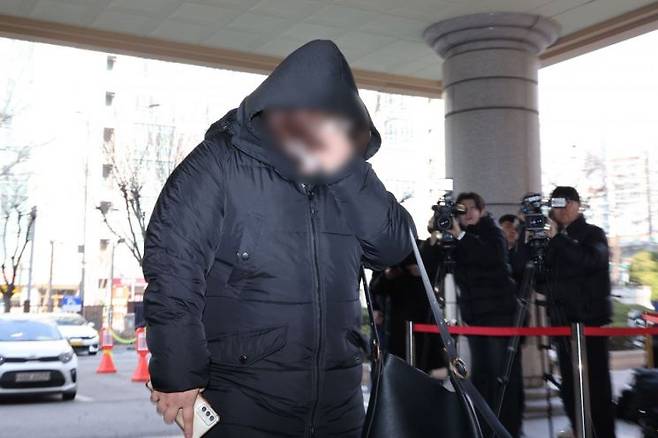 약에 취한 상태로 운전하다 구속된 포르쉐 운전자에게 약물을 건넨 혐의를 받는 전직 간호조무사가 10일 구속 전 피의자 심문(영장실질심사)을 위해 서울서부지법에 출석하고 있다. 연합뉴스.