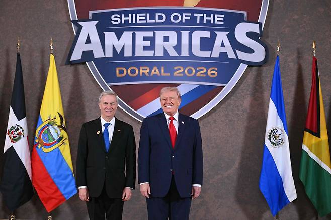 지난 7일 서반구 안보 연합체 ‘미주의 방패’ 정상회의에서 만난 호세 안토니오 카스트(왼쪽) 칠레 대통령 당선인과 도널드 트럼프 미국 대통령. /AFP 연합뉴스