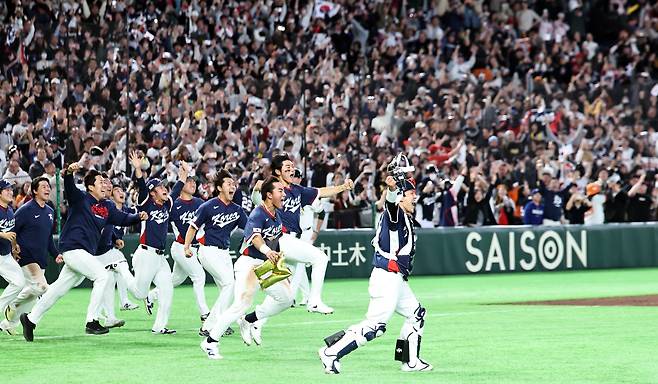 9일 일본 도쿄돔에서 열린 2026 월드베이스볼클래식(WBC) C조 조별리그 최종전 대한민국과 호주의 경기.    호주를 꺾고 8강 진출을 확정한 한국 대표팀 선수들이 기뻐하며 마운드로 뛰고 있다./연합뉴스
