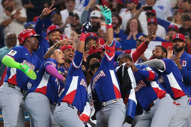 도미니카공화국 선수들이 9일(현지 시각) 미국 플로리다주 마이애미에서 열린 WBC(월드베이스볼클래식) 이스라엘전에서 페르난도 타티스 주니어(가운데)의 만루홈런을 함께 축하하고 있다. /Imagn Images 연합뉴스