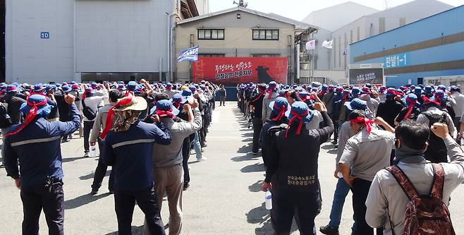대기업 생산공장 앞에서 노동조합이 파업 집회를 열고 있다. 10일 노란봉투법 시행으로 하청업체 노동조합이 원청업체를 상대로 단체교섭을 요구하는 사례가 늘어날 것으로 예상된다. /뉴스1
