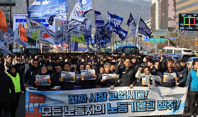 '노란봉투법'(노동조합 및 노동관계조정법 2·3조 개정 법률) 시행 첫날인 10일 서울 세종로에서 열린 민주노총 투쟁 선포대회에서 집회를 마친 민주노총 조합원 등이 행진하고 있다. / 연합뉴스
