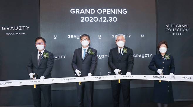 2020년 12월 당시 한채양 조선호텔 대표이사(왼쪽 두 번째)가 '그래비티 서울 판교, 오토그래프 컬렉션' 개관식에 참석했다./조선호텔앤리조트 제공