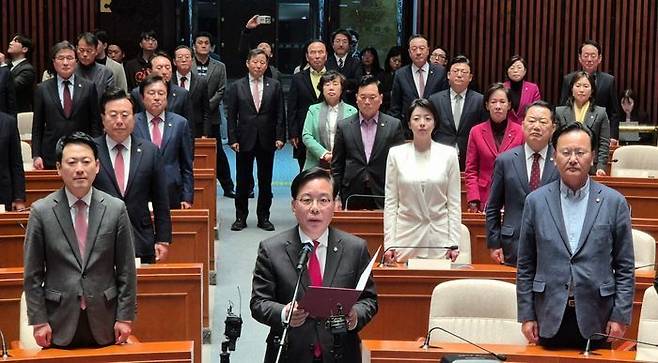 송언석 국민의힘 원내대표가 9일 오후 서울 여의도 국회에서 의원총회를 마치고 '윤석열 전 대통령의 정치적 복귀를 요구하는 일체의 주장에 명백히 반대한다'는 내용의 결의문 낭독을 하고 있다. ⓒ뉴시스
