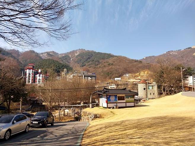 하늘궁이 매입한 산기슭위의 모텔들이 숙소로 사용 중이다. 맨왼쪽은 하늘궁 파인힐호텔. ⓒ데일리안