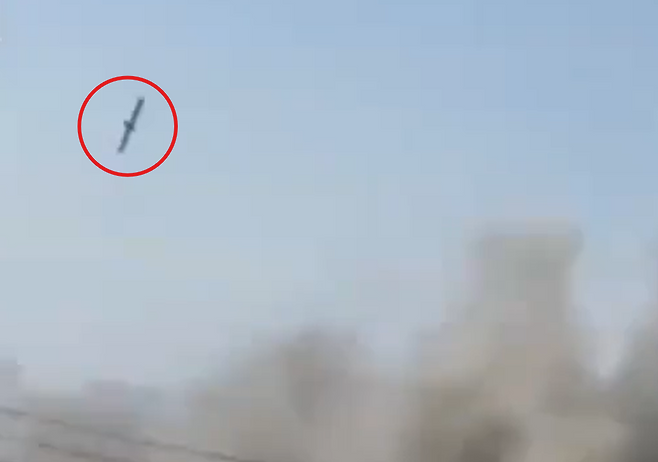 지난달 28일(현지 시간) 이란 남부 호르모즈간주 미나브의 샤자라 타이바 여자초등학교 인근에 미국의 토마호크 장거리 순항미사일로 추정되는 물체가 떨어지는 모습. 이란 메르통신 엑스(X·옛 트위터) 갈무리