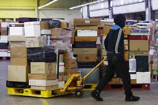 서울 광진구 동서울우편물류센터에서 직원들이 택배 분류 작업으로 구슬땀을 흘리고 있다. 2026.2.11. 뉴스1
