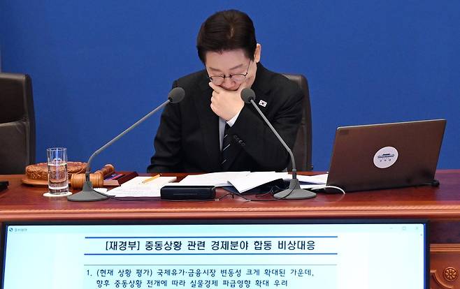 이재명 대통령이 10일 청와대에서 열린 국무회의에서 구윤철 부총리 겸 재정경제부 장관의 중동 상황 관련 대응 현황 보고를 듣고 있다. 2026.03.10. 청와대사진기자단