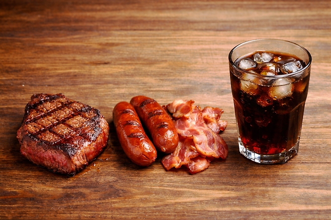 영국 런던 심장 전문의가 자신이 절대 먹지 않는 음식 3가지와 지중해식 권장 식단을 공개했다. 가공육, 즉석식품, 가당 음료의 위험성과 심혈관 질환 예방법을 설명했다.