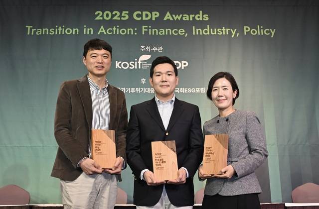 임남수(왼쪽부터) 현대자동차 안전경영기획팀 팀장, 전현철 현대차 사업개발&지속가능경영실 실장, 이은주 기아 지속가능경영팀 팀장이 10일 서울 중구 앰버서더 서울 풀만 호텔에서 열린 '2025 CDP 코리아 어워드'에서 기념 촬영을 하고 있다. 현대차·기아 제공