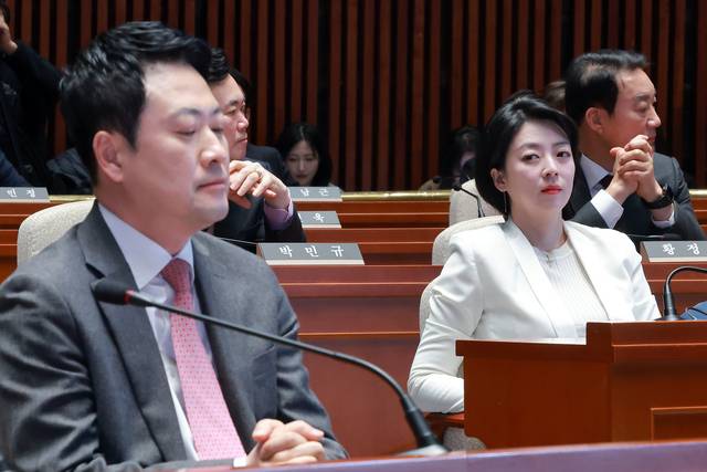 장동혁(왼쪽) 국민의힘 당대표가 지난 3월 9일 국회에서 열린 의원총회에 참석해 송언석 원내대표 발언을 듣고 있다. 장 대표 오른쪽은 당원권 1년 정지 중징계 효력정지 가처분 신청 인용 법원 판결에 따라 서울시당위원장직을 회복한 배현진 의원.[연합뉴스 사진]