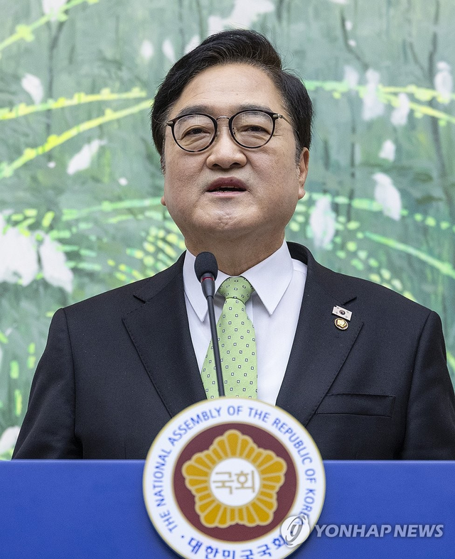 우원식 국회의장이 10일 국회에서 개헌 관련 긴급 기자회견을 하고 있다. [연합뉴스]