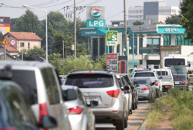 한 주유소에서 차량들이 주유를 위해 줄지어 서 있다. 최근 중동 정세 불안으로 국제 유가가 상승하면서 제주지역 휘발유와 경유 가격도 큰 폭으로 오르고 있다. /사진=뉴스1