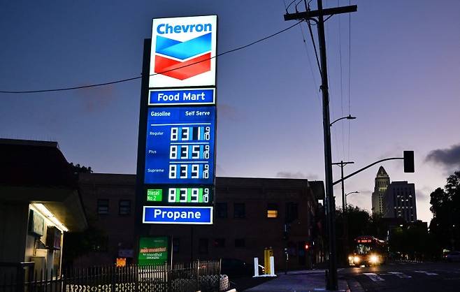 9일(현지시간) 미국 캘리포니아주 로스앤젤레스의 한 주유소에 갤런(3.78L)당 휘발유 가격이 적혀 있다.AFP연합뉴스