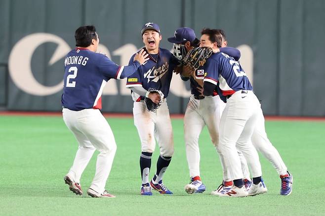 [도쿄=뉴시스] 권창회 기자 = 9일 일본 도쿄돔에서 열린 2026 WBC 조별리그 C조 4차전 한국과 호주의 경기, 7-2로 승리해 WBC 본선에 진출한 한국 대표팀 선수들이 기뻐하고 있다. 2026.03.09. kch0523@newsis.com <저작권자ⓒ 공감언론 뉴시스통신사. 무단전재-재배포 금지.> /사진=뉴시스화상