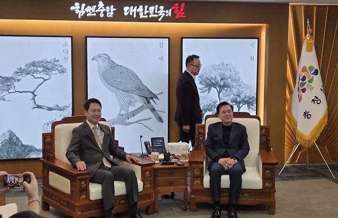 장동혁 대표와 김태흠 지사(오른쪽)가 10일 도청 외부접견실에서 긴급 회동에 나서고 있다. 뉴스1