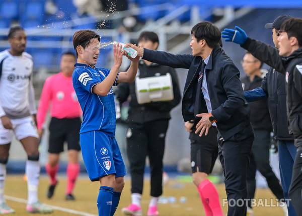 김성주(왼쪽), 이정효 감독(오른쪽, 수원 삼성). 서형권 기자