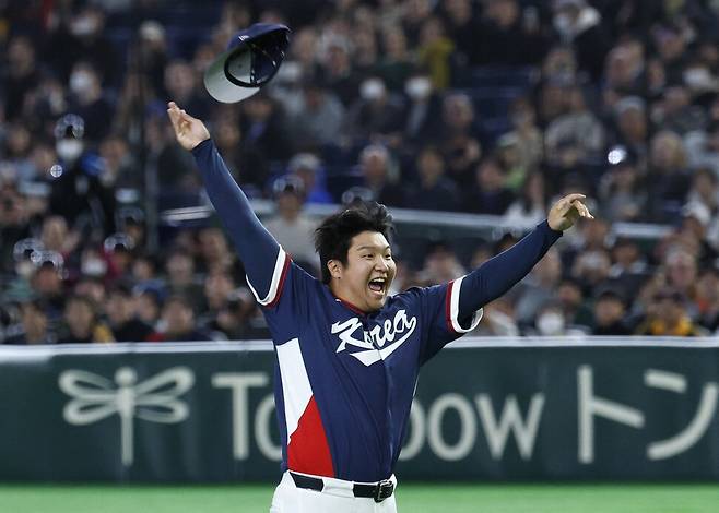 문보경이 9일 일본 도쿄돔에서 열린 2026 세계야구클래식(WBC) 조별리그 호주와 경기에서 승리하며 8강행이 결정된 뒤 기뻐하고 있다. 도쿄/로이터 연합뉴스