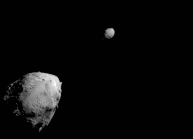 다트 우주선이 소행성과 충돌하기 2분30초 전의 디디모스(왼쪽 아래)와 디모르포스. 다트 우주선에 탑재된 카메라가 920km 거리에서 촬영했다. 미국항공우주국 제공