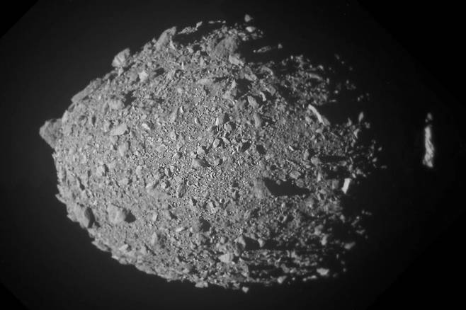 너비 170m의 소행성 디모르포스를 근접 촬영한 사진. 미국항공우주국 제공