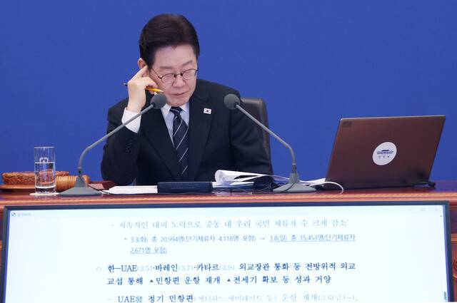 이재명 대통령이 10일 청와대에서 열린 국무회의에서 조현 외교부 장관의 보고를 듣고 있다. 청와대사진기자단