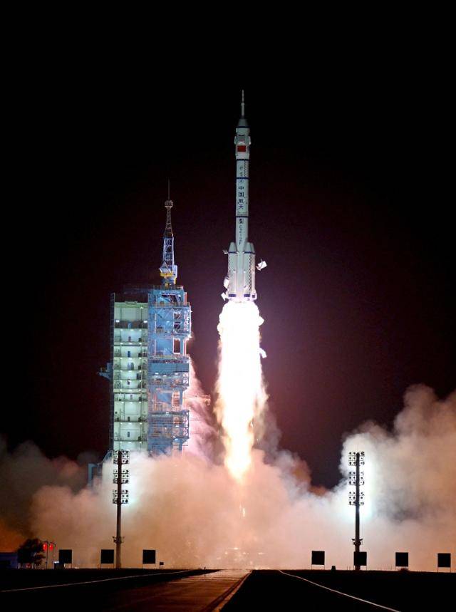 중국이 자체 건설한 우주정거장 톈궁에서 임무를 수행할 유인 우주선 선저우 19호가 2024년 간쑤성 주취안 위성발사센터에서 운반 로켓인 창정 2호에 실려 이륙하고 있다. AFP 연합뉴스