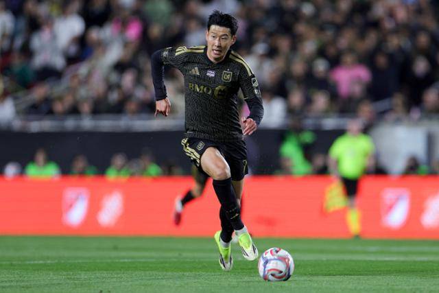 LAFC의 손흥민이 지난달 21일 미국 LA의 메모리얼 콜로세움에서 열린 2026 미국프로축구(MLS) 인터 마이애미와의 개막전에서 상대 진영에서 드리블 돌파하고 있다. LA=AFP 연합뉴스