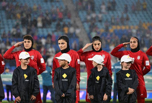이란 여자 축구대표팀 선수들이 8일 호주 골드코스트에서 열린 2026 AFC 여자 아시안컵 조별리그 A조 필리핀과 경기에서 킥오프 전 국가 제창을 하고 있다. 골드코스트=로이터 연합뉴스