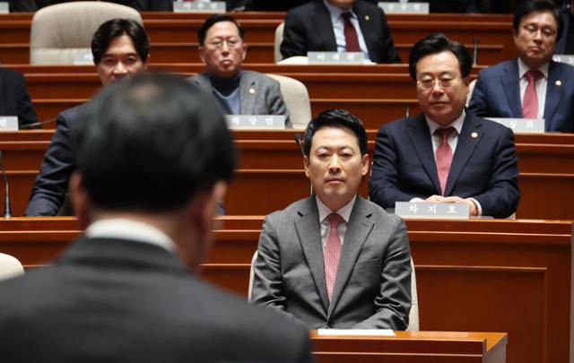 국민의힘 장동혁 대표가 9일 국회에서 열린 긴급 의원총회에서 송언석 원내대표의 발언을 듣고 있다. 연합뉴스